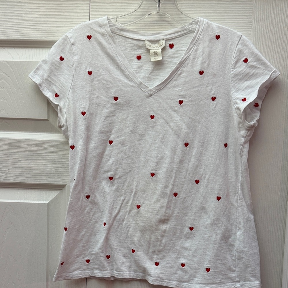 ❤️3 for $15!❤️ 
Cynthia Rowley White V-Neck Tee with Red Heart Pattern